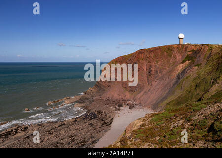 Palla da golf radome a Hartlant punto sulla North Devon costa atlantica Foto Stock