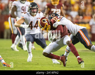 Washington Redskins wide receiver McLaurin spugna (17) viene affrontato da Chicago Bears cornerback Prince Amukamara (20) nel quarto trimestre del gioco al campo di FedEx in Landover, Maryland il lunedì, 23 settembre 2019. Anche difendere sul gioco è Chicago Bears inside linebacker Nick Kwiatkoski (44).Credit: Ron Sachs/CNP | Utilizzo di tutto il mondo Foto Stock