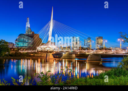 Lo skyline della città da san Bonifacio passeggiata di notte in Winnipeg, Manitoba, Canada. Foto Stock