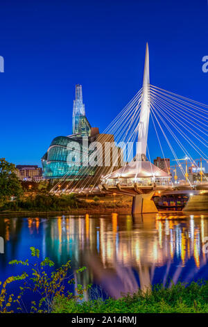 Lo skyline della città da san Bonifacio passeggiata di notte in Winnipeg, Manitoba, Canada. Foto Stock