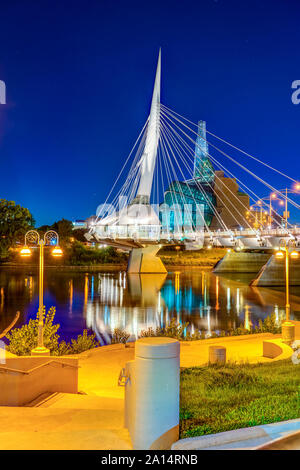 Lo skyline della città da san Bonifacio passeggiata di notte in Winnipeg, Manitoba, Canada. Foto Stock