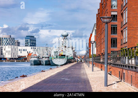 HDMS Thetis L357 è un Thetis-class ocean nave pattuglia appartenente alla Royal Navy danese, ormeggiata in Copenhagen, Danimarca, vestito per la loro rememberace Foto Stock