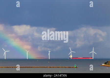 Rainbow dall'energia eolica Middelgrunden appena al di fuori del porto di Copenhagen. Foto Stock