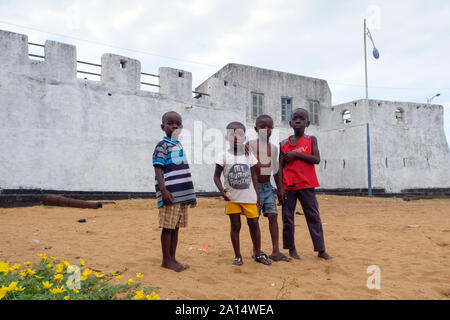 I bambini di fronte ex schiavo fortezza Fort Apollonia a Gold Coast, Ghana, Africa --- Sklavenfestung Fort Apollonia an der Goldküste, Ghana, Afrika Foto Stock