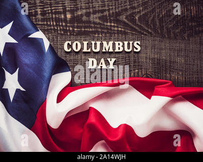 Lettere di legno dell'alfabeto in forma di parole il Columbus Day. Vista superiore, close-up. Preparazione per la vacanza Foto Stock