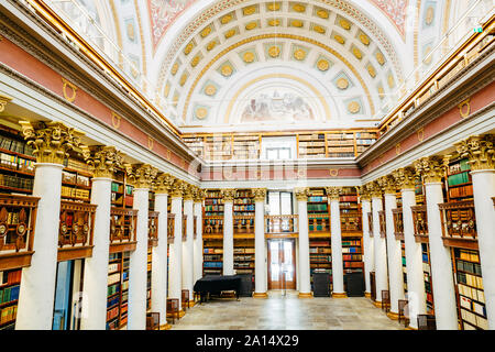 Helsinki Finlandia - 19 Settembre 2019: Biblioteca nazionale della Finlandia. All' interno dell' edificio con libro scaffali e tavoli di studio. Foto da altezza. Foto Stock