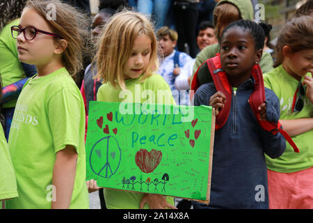 Chicago, Stati Uniti d'America. 23 Sep, 2019. I bambini che frequentano la Giornata della pace in festa a Chicago, negli Stati Uniti il 7 settembre 23, 2019. Credito: Wang Ping/Xinhua/Alamy Live News Foto Stock