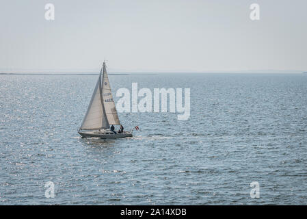 Sailingboat da soli in mare aperto a sud Fyn arcipelago, Svendborg, Danimarca, luglio 13, 2019 Foto Stock