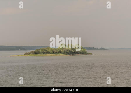 Una piccola isola con alberi verdi e un pontile a mare vicino a Svendborg, Danimarca, luglio 13, 2019 Foto Stock