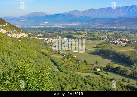Vasto, Abruzzo, Italia: Paesaggio all alba della città vecchia sulla collina verde sotto un cielo drammatico e ricco di oleandri fiori in primo piano Foto Stock