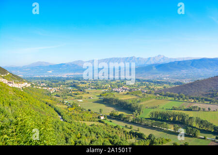 Vasto, Abruzzo, Italia: Paesaggio all alba della città vecchia sulla collina verde sotto un cielo drammatico e ricco di oleandri fiori in primo piano Foto Stock