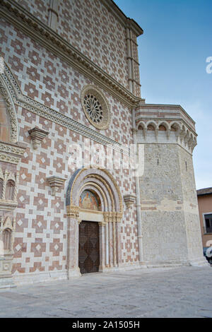 L'Aquila. Chiesa di San Vito alla Rivera. Si deve la sua realizzazione per gli abitanti di uno dei castelli vicini, in questo caso quella di Tornimparte, w Foto Stock