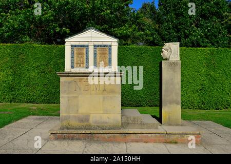 Il Santuario di Nemi, tempio della dea Diana, scultura in motivi di Rufford abbazia Country Park, Nottinghamshire, England, Regno Unito Foto Stock