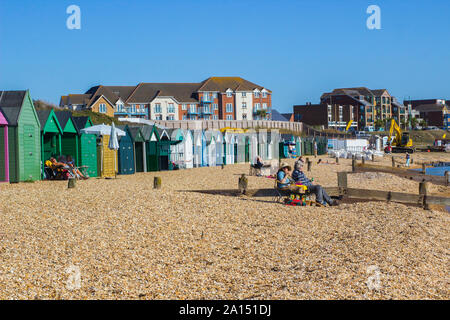 17 settembre 2019 Sun malghe situate sulla costa Solent in Hampshire Inghilterra contro lo sfondo della posizione ottima proprietà con vista mare Foto Stock