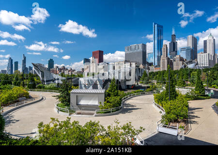 Chicago, Illinois, Stati Uniti d'America - Maggie Daley Park Arrampicata su roccia a tempo di giorno Foto Stock