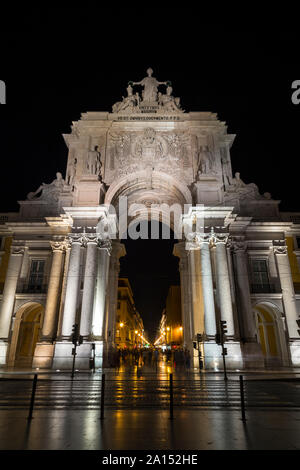Il XVIII secolo Arco da Rua Augusta, arco trionfale gateway, vicino alla Praca do Comercio piazza nel quartiere di Baixa, Lisbona, Portogallo, di sera Foto Stock