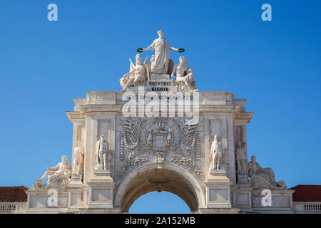 Close-up del xviii secolo Arco da Rua Augusta, arco trionfale gateway, nel quartiere di Baixa a Lisbona, Portogallo, in una giornata di sole. Foto Stock