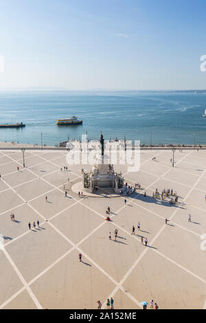 Vista del fiume Tago e persone e la statua del re Jose io a Praca do Comercio piazza nel quartiere Baixa a Lisbona, Portogallo, dal di sopra in una giornata di sole. Foto Stock