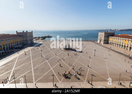 Vista del fiume Tago e persone e la statua del re Jose io a Praca do Comercio piazza nel quartiere Baixa a Lisbona, Portogallo, dal di sopra in una giornata di sole. Foto Stock