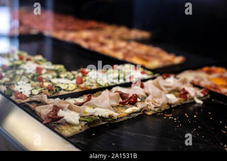 Italian street pizza shop. Pizza in vetrina. Foto Stock