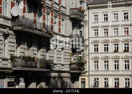 Berlin, Berlin, Germania. 23 Sep, 2019. Facciata di una casa a Berlino il quartiere di Kreuzberg può essere visto. Al fine di limitare gli effetti di gentrification e aumento degli affitti nella capitale, una legge è attualmente in esame che in affitto a Berlino non può essere aumentato nei prossimi cinque anni. Credito: Jan Scheunert/ZUMA filo/Alamy Live News Foto Stock