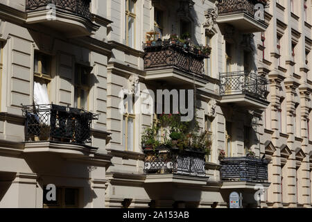 Berlin, Berlin, Germania. 23 Sep, 2019. Facciata di una casa a Berlino il quartiere di Kreuzberg può essere visto. Al fine di limitare gli effetti di gentrification e aumento degli affitti nella capitale, una legge è attualmente in esame che in affitto a Berlino non può essere aumentato nei prossimi cinque anni. Credito: Jan Scheunert/ZUMA filo/Alamy Live News Foto Stock