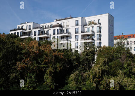 Berlin, Berlin, Germania. 23 Sep, 2019. Facciata di una casa a Berlino il SchÃ¶neberg distretto può essere visto. Al fine di limitare gli effetti di gentrification e aumento degli affitti nella capitale, una legge è attualmente in esame che in affitto a Berlino non può essere aumentato nei prossimi cinque anni. Credito: Jan Scheunert/ZUMA filo/Alamy Live News Foto Stock