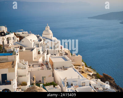 Da sopra maestoso paesaggio della città vecchia di tetti a cupola e chiesa mare tranquillo in Fira Santorini Grecia sulla giornata di sole Foto Stock