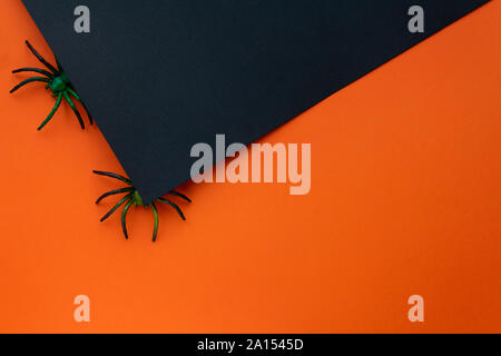 Concetto di Halloween. Black Spider strisciando fuori di sfondo nero. Le linee diagonali. Foto Stock