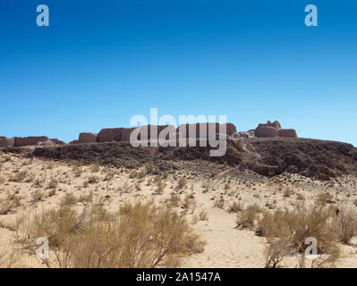 Le rovine della fortezza Ayaz Kala ("fortezza di Ghiaccio") antica Khorezm, nel deserto del Kyzylkum in Uzbekistan Foto Stock