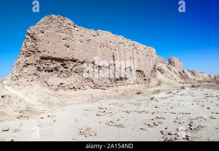 Le rovine della fortezza Ayaz Kala ("fortezza di Ghiaccio") antica Khorezm, nel deserto del Kyzylkum in Uzbekistan Foto Stock