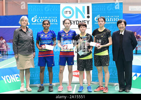 Tseng Yu-Chi e Cheng Yu Chieh (Taipei cinese) visto durante le donne medaglia raddoppia la cerimonia di premiazione del 2019 Sydney International, Cheng Yu Chieh e Tseng Yu-Chi ha preso la medaglia d'oro sconfiggendo Muralitharan Thinaah e Tan perlacea Koong Le (Malesia) 21-17, 17-21, 21-13, da sinistra a destra: il Presidente per l Oceania Badminton Confederazione Geraldine Brown, Thinaah, Tan, Tseng, Cheng e Badminton NSW Presidente Carolyn Toh. Foto Stock