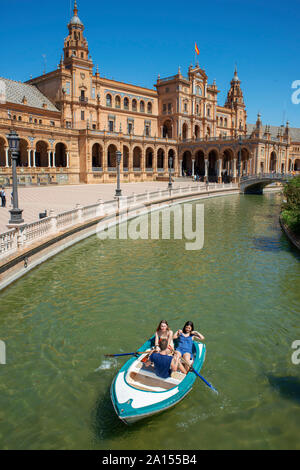 Siviglia Plaza de Espana, la vista del lago in barca nella Plaza de Espana in Siviglia, in Andalusia, Spagna. Foto Stock