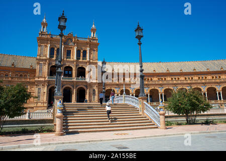 Plaza de Espana di Siviglia, vista di persone a piedi attraverso la Plaza de Espana in Siviglia (Sevilla) su un pomeriggio d'estate, Andalusia, Spagna Foto Stock