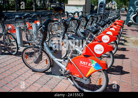 Comunità Sevici noleggio noleggio bici a Siviglia Sevilla Spagna Boris bikes sponsorizzato da pubblicità per il solo mangiare J D Decaux Foto Stock