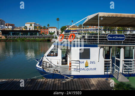 Tour barche ormeggiate lungo il fiume Guadalquivir con vedute di case e appartamenti nel Barrio Triana quartiere di Siviglia - Siviglia - Andalusia, Spai Foto Stock