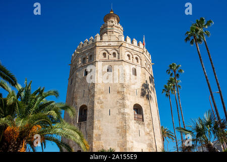 Siviglia Torre del Oro, vista in stile moresco Torre del Oro Torre d'oro nel vecchio quartiere della città di Siviglia , in Andalusia, Spagna. Foto Stock