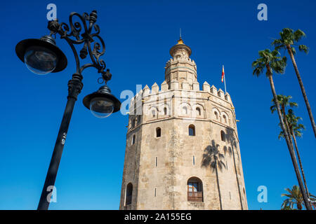 Siviglia Torre del Oro, vista in stile moresco Torre del Oro Torre d'oro nel vecchio quartiere della città di Siviglia , in Andalusia, Spagna. Foto Stock