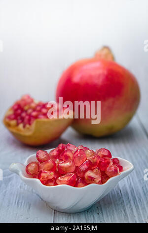 Melograno frutta fresca su legno sfondo bianco, melagrane (Punica granatum) è un frutto di Arbusti decidui. Foto Stock