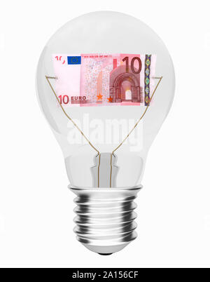 Lampadina con 10 di banconote in euro all'interno - costo del concetto di energia Foto Stock