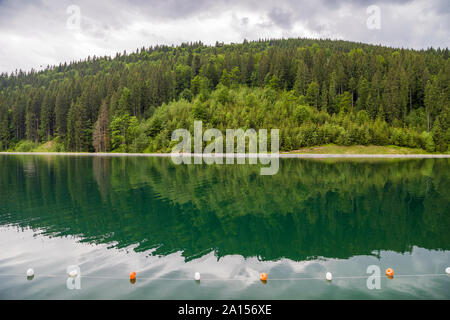 Corda con il bianco e il giallo dei marcatori di restrizione sulla superficie dell'acqua per il divieto di praticare il nuoto nel lago profondo o mare. Foto Stock