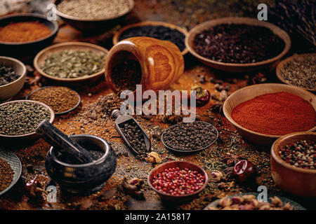 Varietà di spezie ed erbe composizione Foto Stock