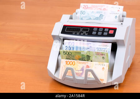 Peso argentino in una macchina di conteggio Foto Stock