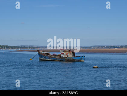 EXMOUTH, Devon, Regno Unito - 20 settembre 2019: barca cadendo a pezzi in Exe estuario. Progetto incompiuto forse. Soleggiata giornata autunnale. Foto Stock