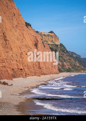 Il famoso Jurassic Coast rosso scogliere a Sidmouth, nel Devon, in Inghilterra. Guardando ad est da Sidmouth Beach a Salcombe Hill Cliff. Colpo verticale. Foto Stock