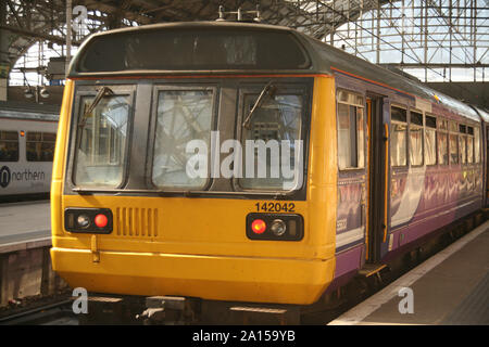 Manchester. Regno Unito 19 Settembre, 2019. Manchester. Regno Unito 19 Settembre, 2019. Un treno Pacer stabulati a Manchester Piccadilly Station. Le unità saranno a breve Foto Stock