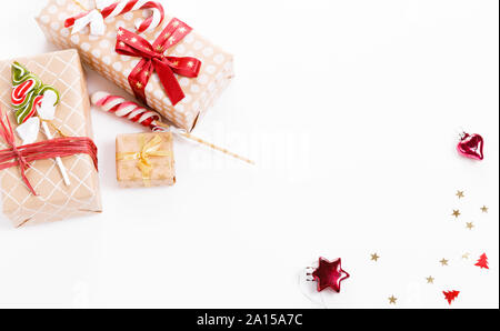 Composizione di natale. Natale decorazioni rosso, pigne sfondo rosso. Piatto, laici vista superiore Foto Stock