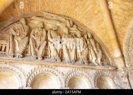 Il romanico sculture in pietra sei apostoli portico di Malmesbury Abbey Church, Wiltshire, Inghilterra, Regno Unito Foto Stock