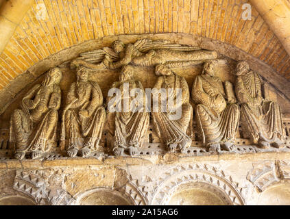 Il romanico sculture in pietra sei apostoli portico di Malmesbury Abbey Church, Wiltshire, Inghilterra, Regno Unito Foto Stock