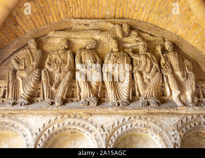 Il romanico sculture in pietra sei apostoli portico di Malmesbury Abbey Church, Wiltshire, Inghilterra, Regno Unito Foto Stock